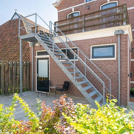 Sfeervol Verblijf In Oude Gemeentehuis Eenrum. Exterior foto