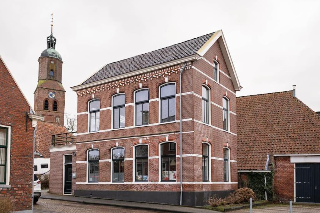 Sfeervol Verblijf In Oude Gemeentehuis Eenrum. Exterior foto