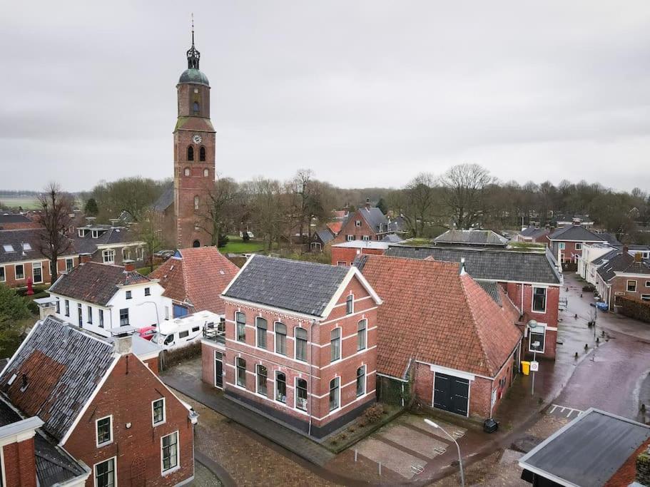 Sfeervol Verblijf In Oude Gemeentehuis Eenrum. Exterior foto