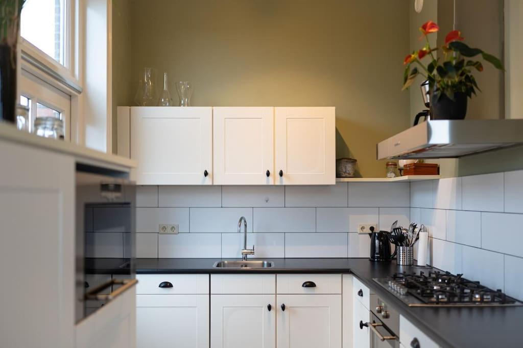 Sfeervol Verblijf In Oude Gemeentehuis Eenrum. Exterior foto
