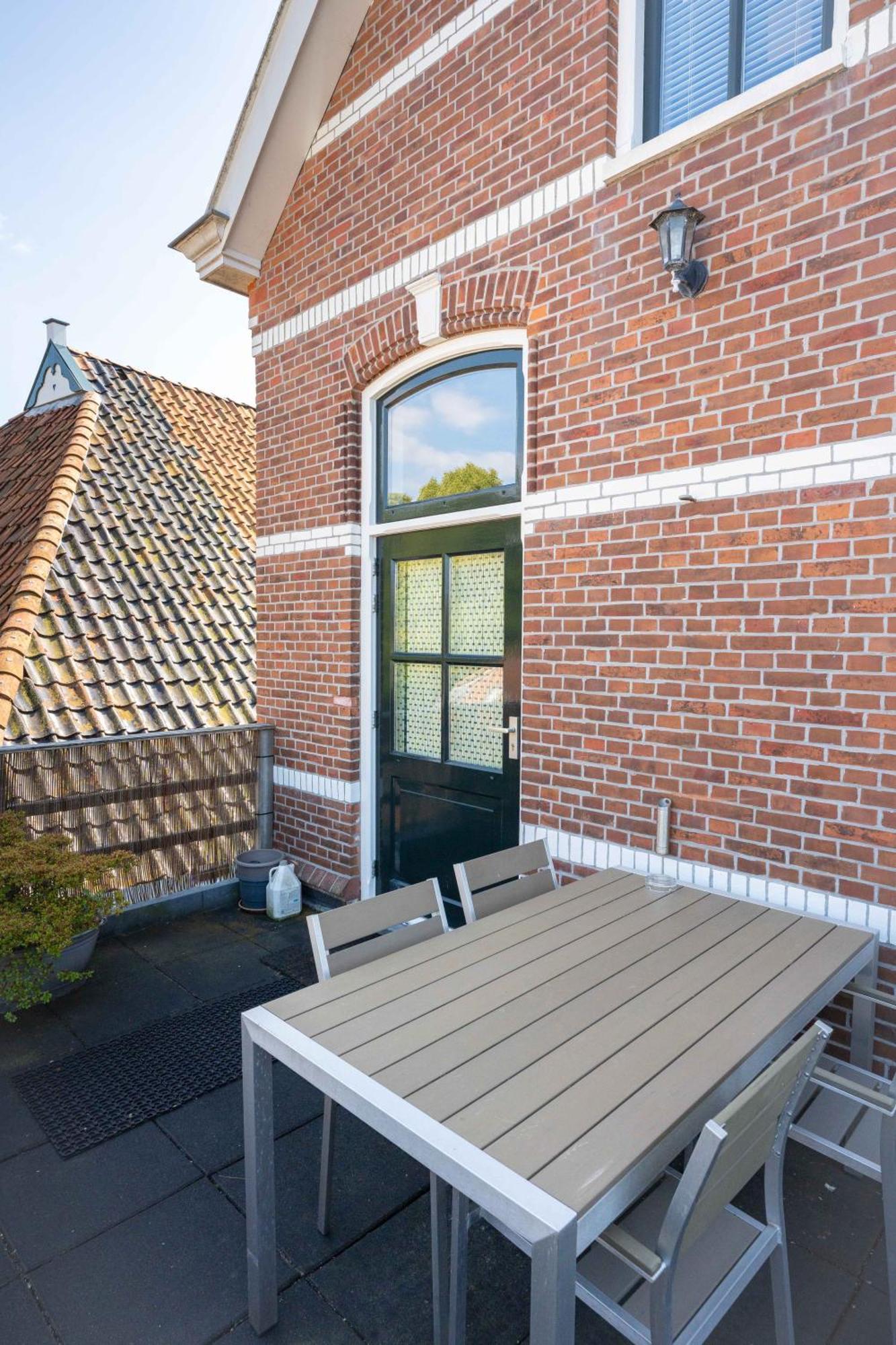 Sfeervol Verblijf In Oude Gemeentehuis Eenrum. Exterior foto