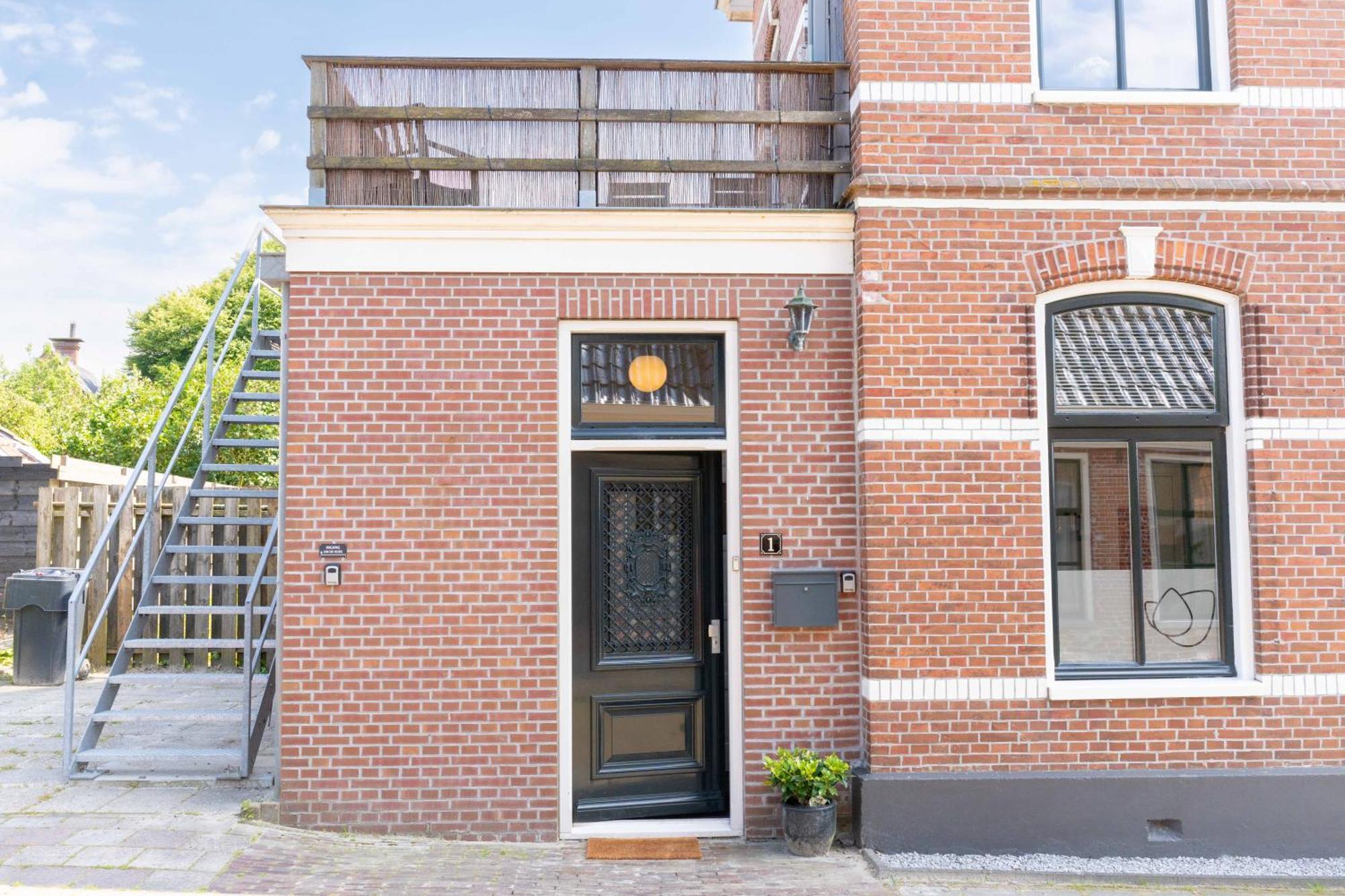 Sfeervol Verblijf In Oude Gemeentehuis Eenrum. Exterior foto