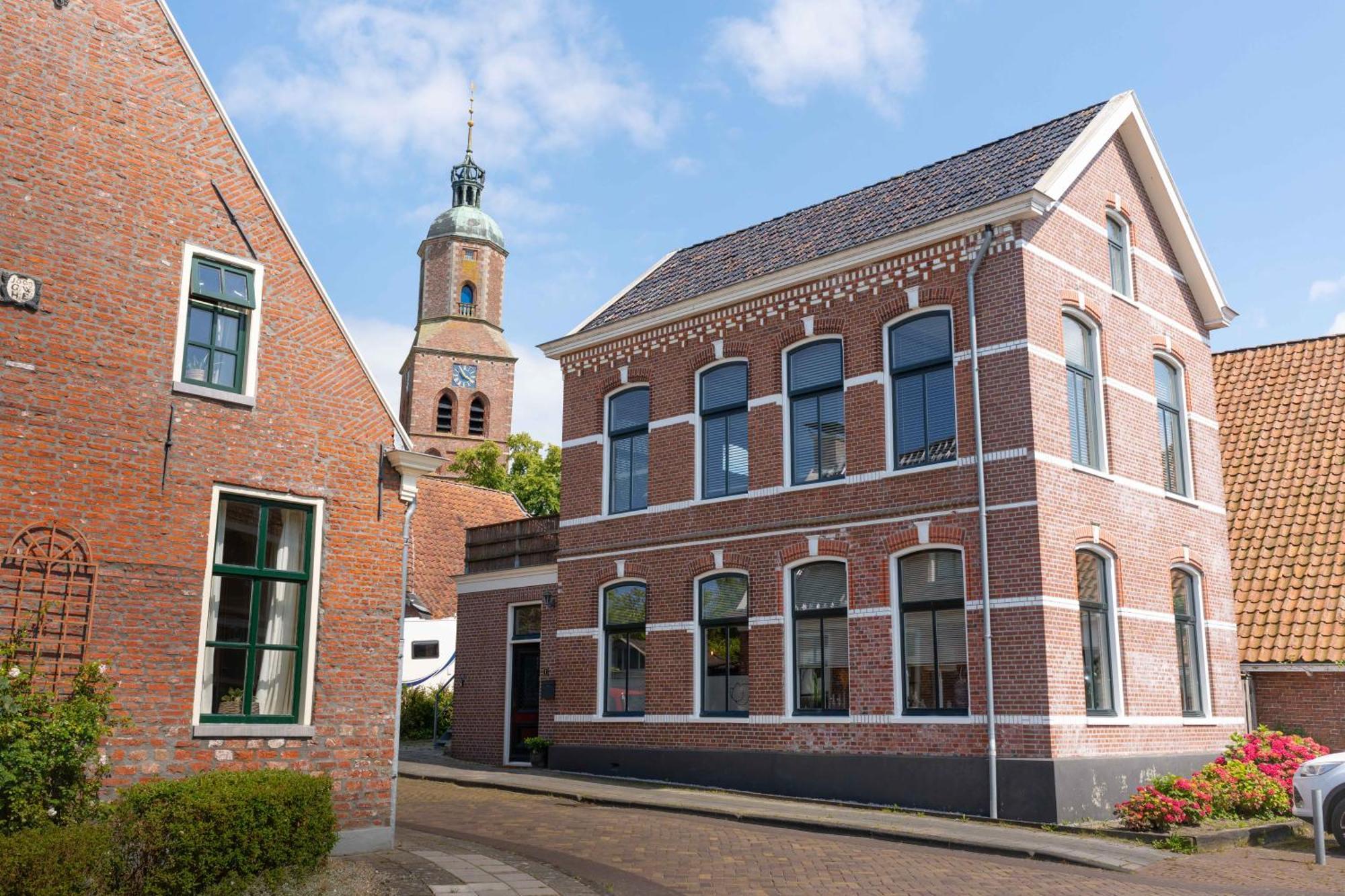 Sfeervol Verblijf In Oude Gemeentehuis Eenrum. Exterior foto